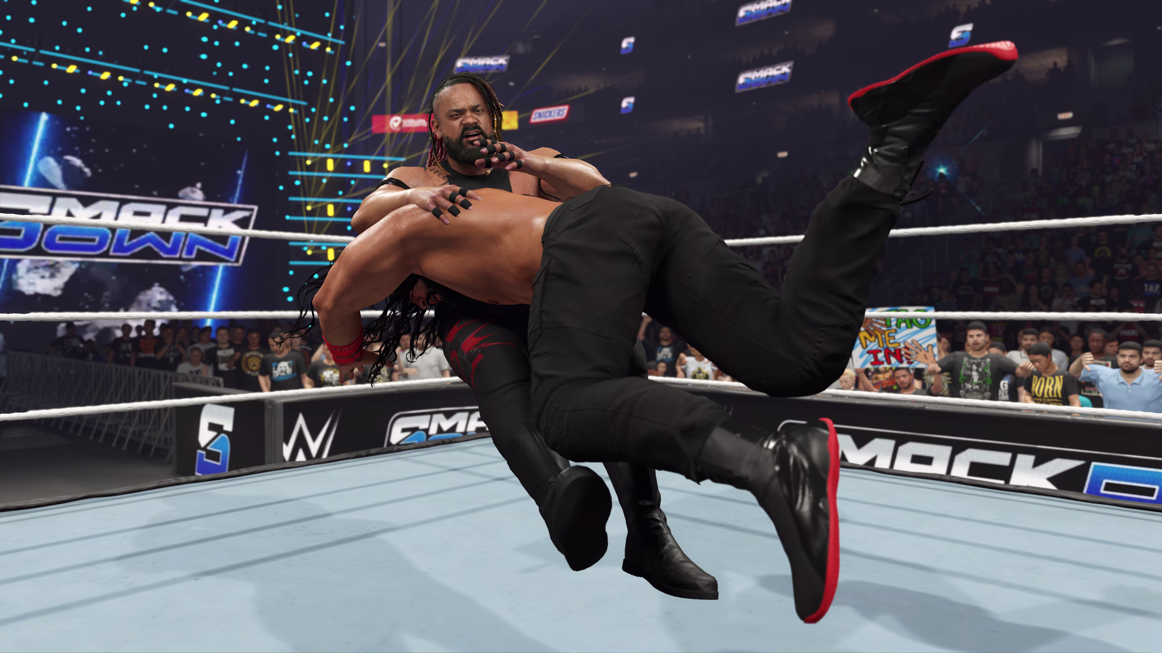 Roman Reigns Spears Jacob Fatu ในคืนวันศุกร์ตบเบา ๆ ใน WWE 2K25