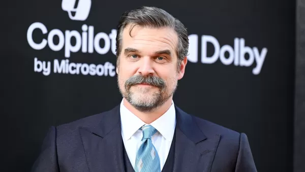 大卫港（David Harbour）注视着凯恩（Kane＆Lynch）电影角色
