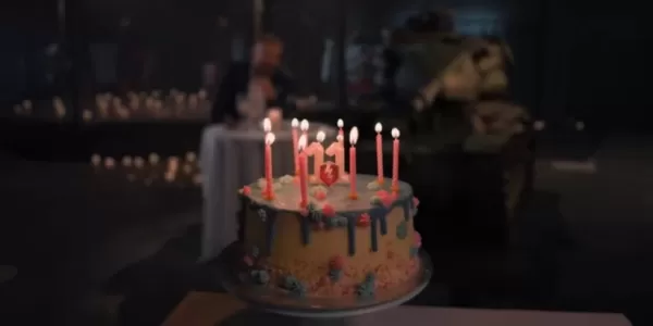 11개의 초를 장식한 탱크가 테이블 위에 놓여 있고 UFC 파이터 얀 블라호비치가 옆에 서 있다